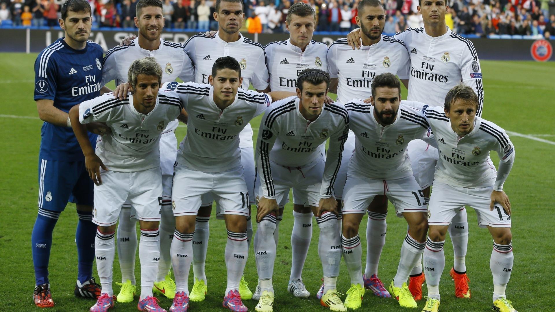 黄潜球迷看台投掷水瓶引发混乱,安东尼险中招坦言后怕,鲁伊瓦尔挺身相助显风度